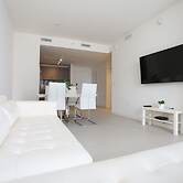 King Bed Full Service Apt