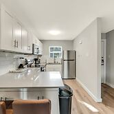 Modern 2BR Near UT Hyde Park Evonify