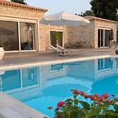 Villasleeps10-garden-freeparking-pool-ac