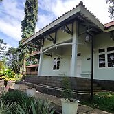 Villa Rose Gunung Bunder by Ruang Nyaman