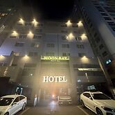 Moon Bay Hotel