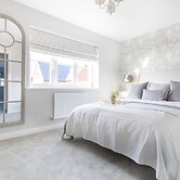 4 Bedroom Detached House 5mins Walk to Shopping Village