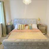 2 Bed House - Sleeps 4 - Parking - Wifi