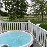 Lovely 3-bed Caravan With Hot Tub in Lincolnshire