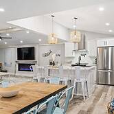 Cozy and Modern Oceanview Cottage With hot Tub