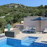 Spacious Robinson House Iris With Pool