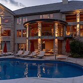 Tuckers Cove 7 Bedroom Home by RedAwning