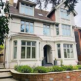 Luxury 2 bed Apartment Golden Triangle w Parking