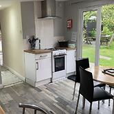 2-bed Cabin Sleeps 4 -small Pets Ok -free Parking