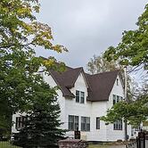 Hill Road Manor Bed & Breakfast