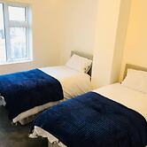 4 Bedroom Lovely Home in Loughborough Town & Uni