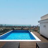 Phaedrus Living: Sea View Anna Residence 301