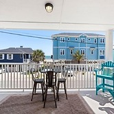 Laid Back By The Sea - Steps From The Beach With Amazing Ocean Views. 