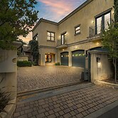 Cypress House & Studio, Walk To Healdsburg Plaza 3 Bedroom Home by Red