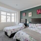 Room-apple House Wembley - Family Room w