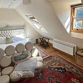 Charming En-suite Bedroom With Patio in St Aubin