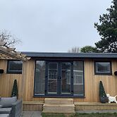 Lodge , air con , Free Parking , Mini bar