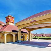 Capital O Deluxe Inn Channelview Houston I-10