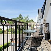 Elegant 2 Bed Flat with Balcony in Finchley