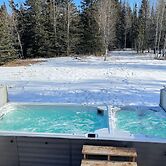 LUXURIOUS 5-Br Acreage | Year-Round Heated Pool & HotTub | Mtn View | 