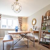Comfortable 5 Bedroom Detached House With Parking