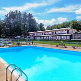 Half Moon Motel & Cottages