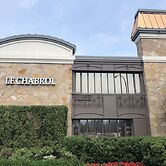 Le Chabrol Hotel & Suites