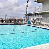 Hilltop Inn & Suites