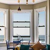 Luxe Beach Pad, Wow Sea Views at Coco By The Bay