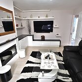 Immaculate 2-bed Apartment in Isleworth by River