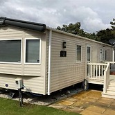 Luxury 2 Bedroom Holiday Home on Beachside Park