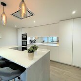 Spectacular 2BR Apartment with Parking