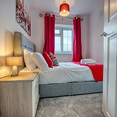 Modern 3 Bedroom 2 Bath Hse with Parking