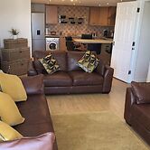 3-bed Apartment - Sleeps 6 - Parking, Wifi, Pets