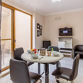 Merill Pool and Sea, charming Apart 1