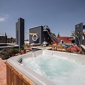 Rooftop Jacuzzi! Country-style 4 Bedroom Cottage