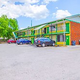 OYO Hotel Calhoun, GA I-75