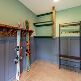 Golden Mountain View Suites