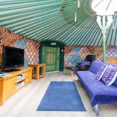 Green Yurt With Hot Tub - Sleeps 3, Parking & Wifi