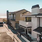 O'neill I by Avantstay Coastal Paradise Steps From Beach Modern Decor