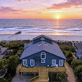 Lighthouse by Avantstay Beachfront View Home w/ Pool Table & Ping Pong