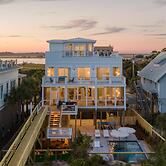 Ocean's Eye by Avantstay Beach Front Home w/ Roof Top, Pool & Putting 