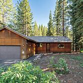 Whiskey Springs by Avantstay Classic Cabin Near Tahoe Donner Ski Area!