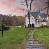 Cortland by Avantstay Charming Heritage Estate w/ Private Lake & Pool