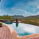 Sunbeam by Avantstay Elegant, Private Desert Home w/ Infinity Pool, Sp