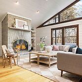 Half Moon by Avantstay 4BR Cabin w/ Large Deck & Yard w/ Patio & Outdo