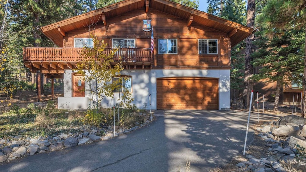 Wolf's Lair by Avantstay Swiss Chalet w/ Private Hot Tub & Access to N