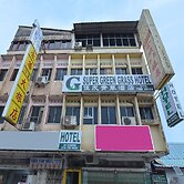 Spot On 90625 Super Green Grass Hotel