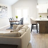 The Cosmopolitan Modern, Cozy, New 3bedroom Home