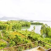 Stunning Views Rooftop Pool Lakefront Home